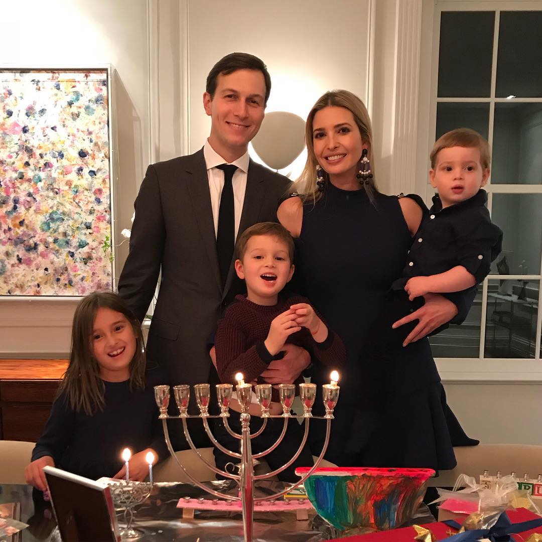 Примерная семья: Иванка Трамп растрогала милым фото с мужем и детьми 