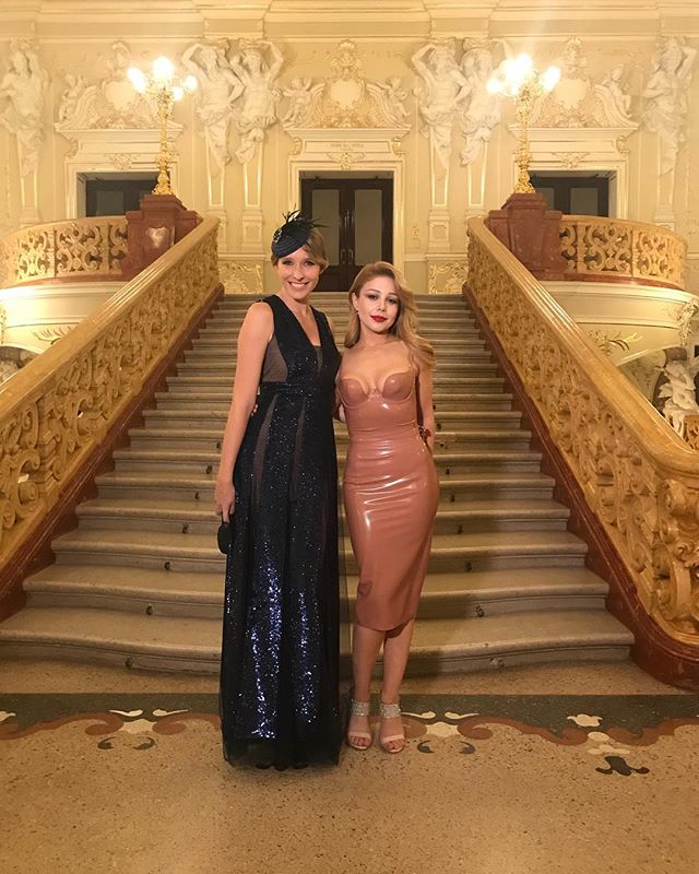 Битва платьев: Ким Кардашьян и Тина Кароль в латексных нарядах