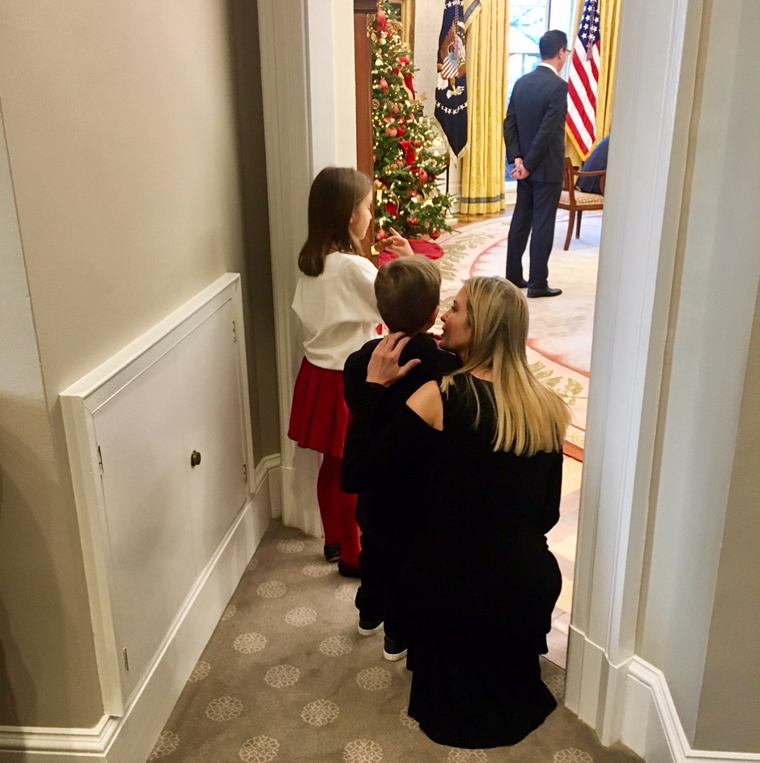 Примерная семья: Иванка Трамп растрогала милым фото с мужем и детьми 