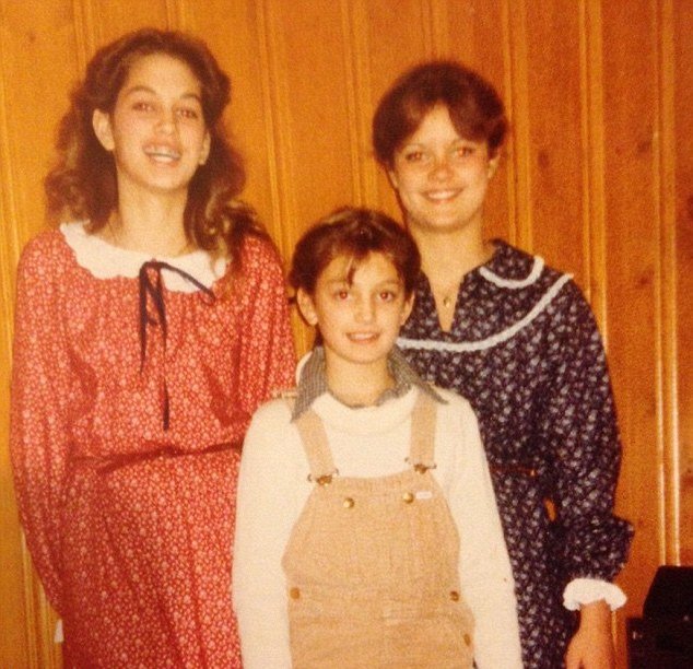 Со скобами и в самодельном платье: Синди Кроуфорд поделилась раритетным детским снимком