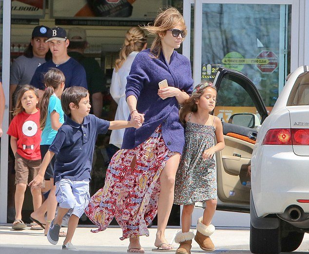 Дженнифер Лопес и Каспер Смарт гуляют с детьми