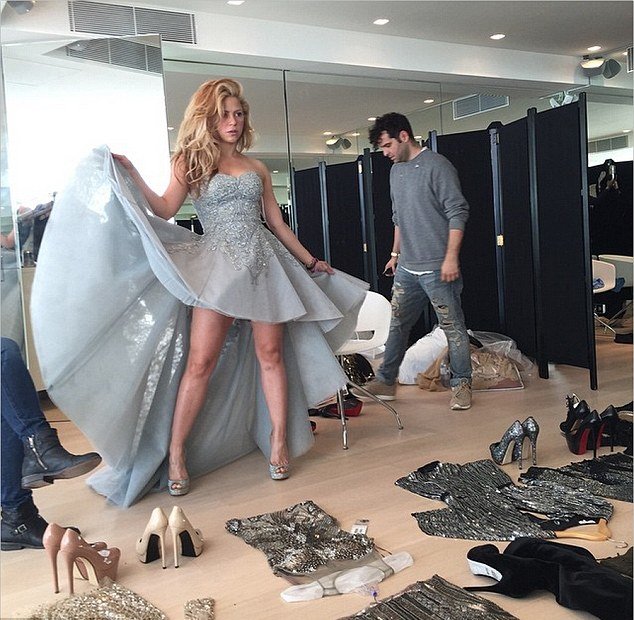 Шакира показала стройные ножки в роскошном платье Rob Zangardi