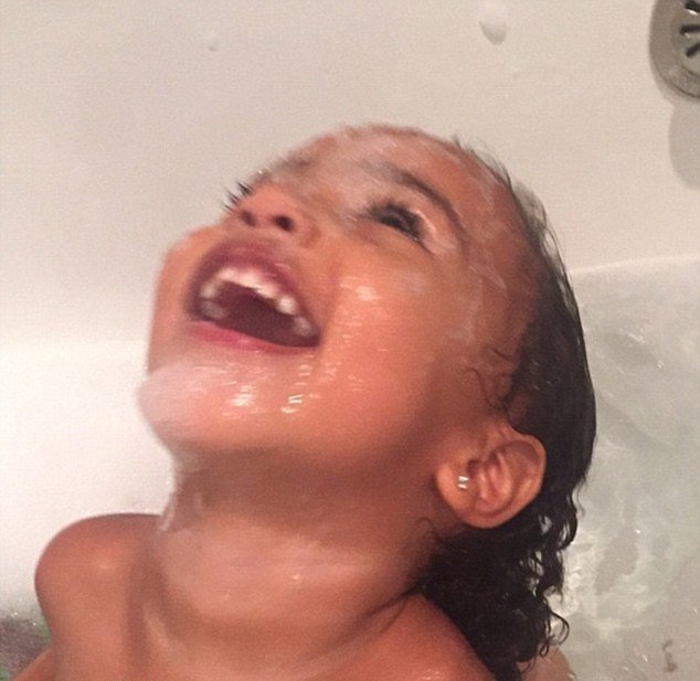 Мамина любимица: Ким Кардашьян показала, как купает малышку-дочь