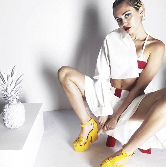 Голая правда: Майли Сайрус разделась для V Magazine