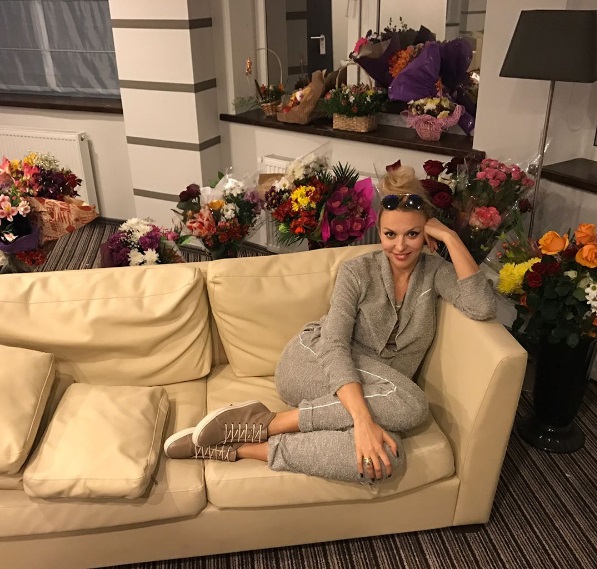 Королева в цветах: поклонники задарили Олю Полякову букетами на концерте в Николаеве