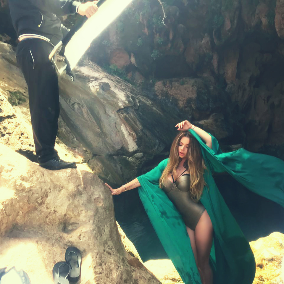 Бьянка сняла новый клип на берегу океана в Марокко