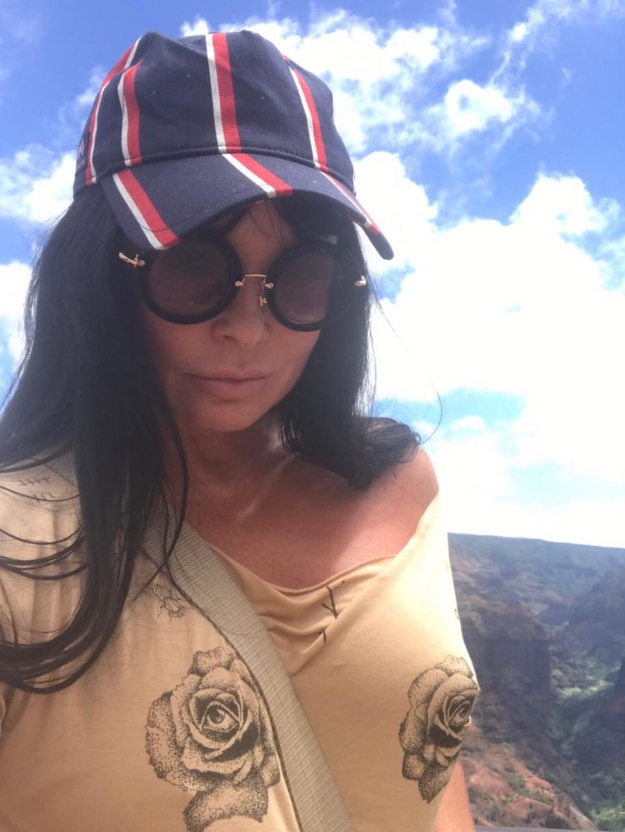 Ассия Ахат отдохнула на Гавайях и искупалась в океане с акулами