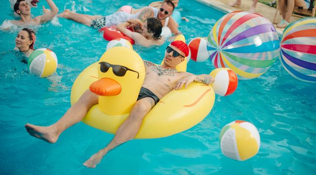 Экс-участники Quest Pistols похулиганили в новом видео