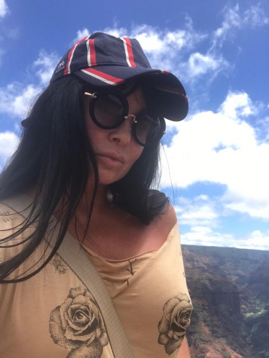 Ассия Ахат отдохнула на Гавайях и искупалась в океане с акулами