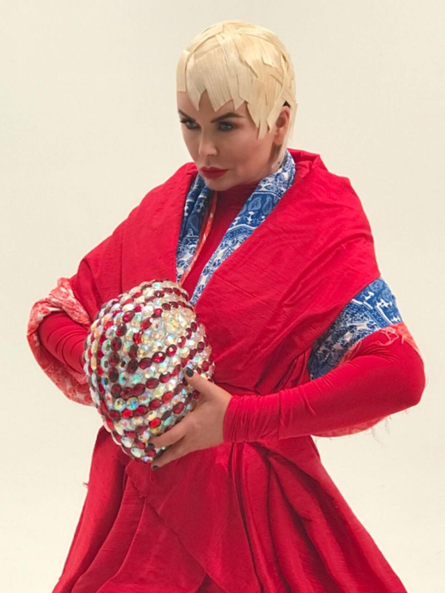 По стопам Кары Делевиль: Ассию Ахат чуть не побрили налысо