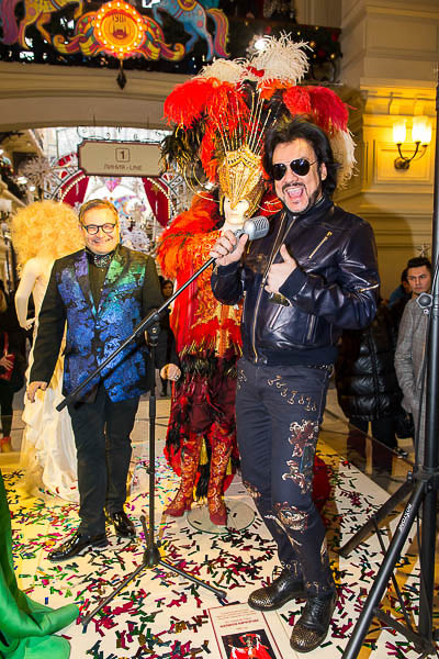 В числе жемчужин коллекции алое коктейльное платье из нейлона Клары Лучко, в котором актриса блистала в 1955 году на Каннском кинофестивале и из-за цвета и объема европейские папарацци прозвали наряд &laquo;красной бомбой&raquo;. Невозможно обойти вниманием ансамбль из набивного шелка с воланами из гардероба Майи Плисецкой, подаренного ей лично Пьером Карденом, музой которого она являлась на протяжении многих лет.