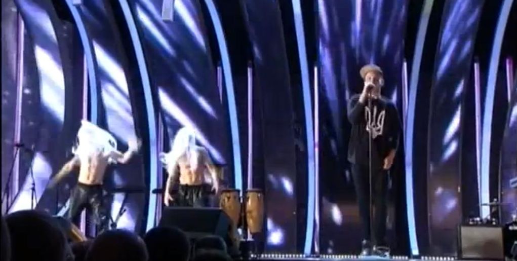 Иван Дорн в футболке с гербом Украины на Новой волне