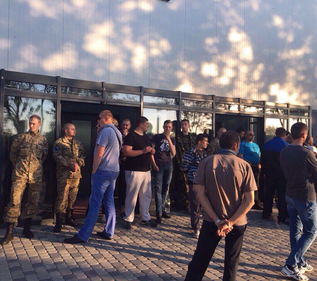 Вооруженные люди требуют Светлану Лободу отменить концерт в Ивано-Франковске