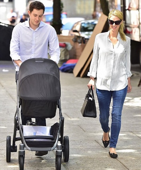 Ники Хилтон впервые после родов появилась на публике с мужем и новорожденной дочерью