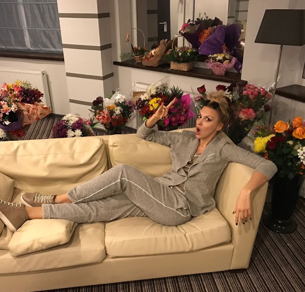 Королева в цветах: поклонники задарили Олю Полякову букетами на концерте в Николаеве