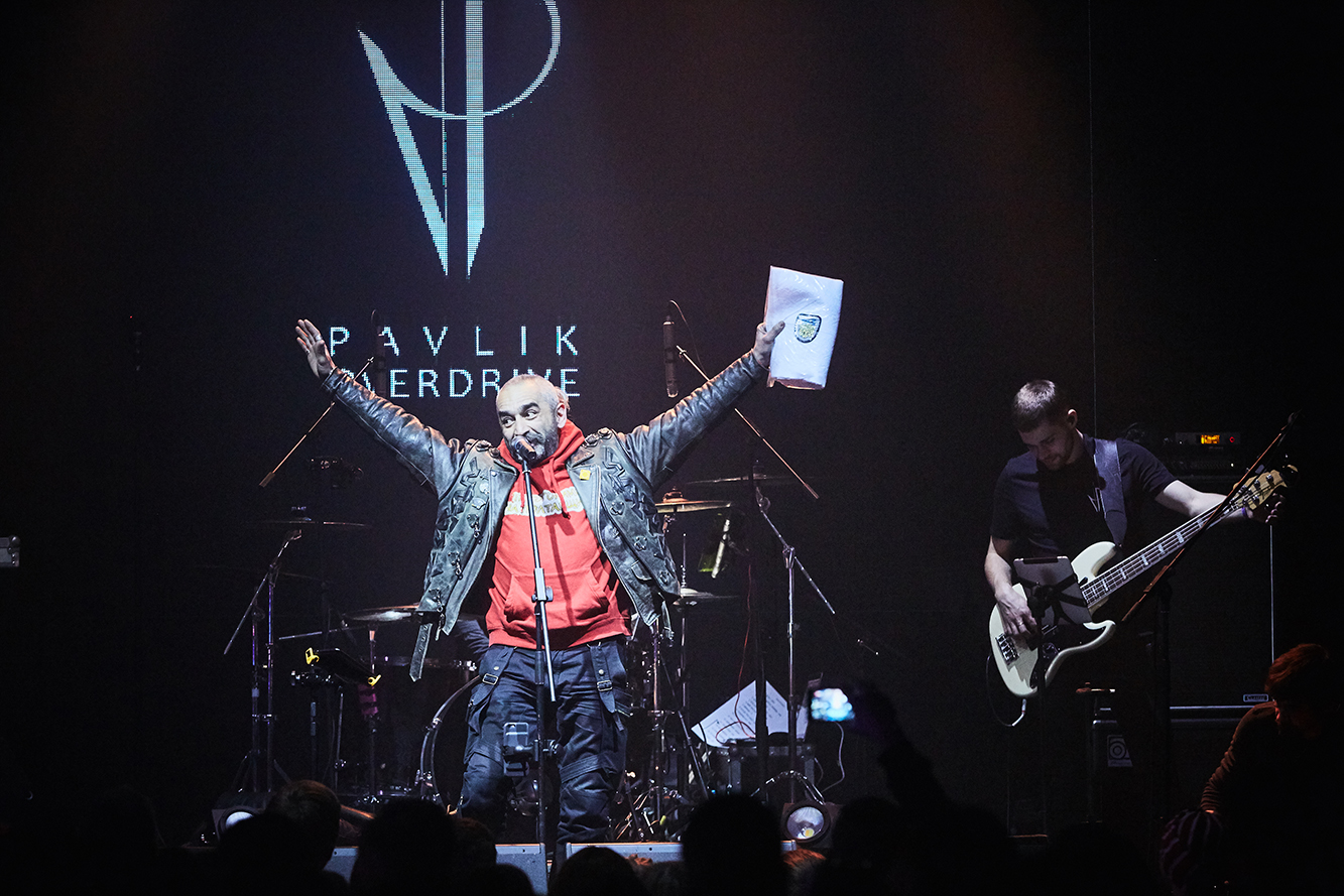 Виктор Павлик стал брутальным рокером