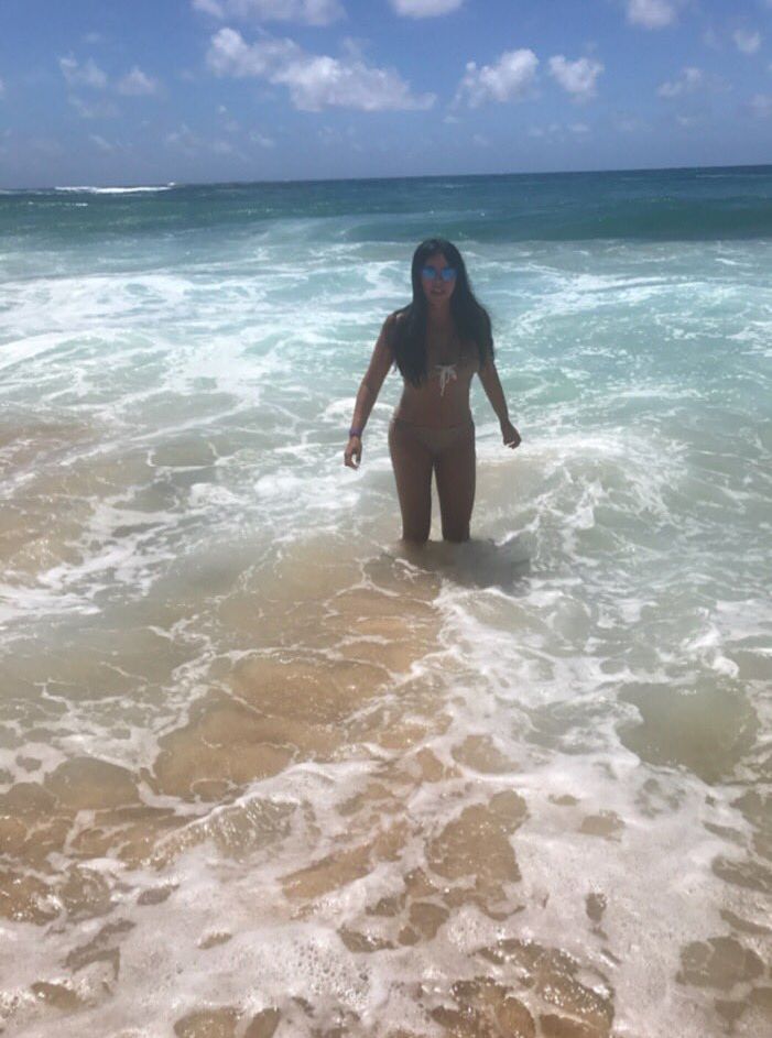 Ассия Ахат отдохнула на Гавайях и искупалась в океане с акулами