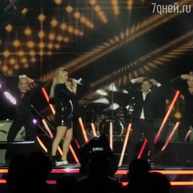 Кажется, беременна: Анна Семенович засветила округлившийся животик на сцене