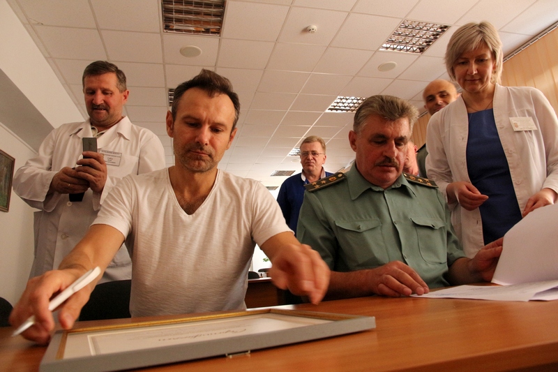 Вакарчук подарил госпиталю рентген-аппарат 