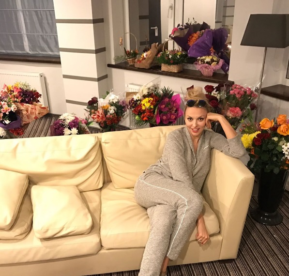 Королева в цветах: поклонники задарили Олю Полякову букетами на концерте в Николаеве