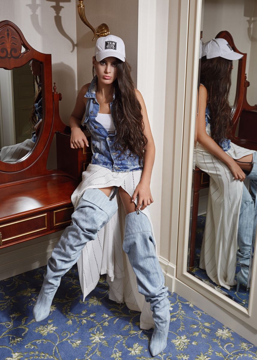 Уникальная фотосессия: модель с ДЦП снялась в одежде Андре Тана