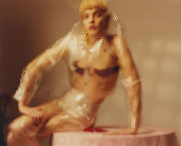 Не узнать: Наталья Водянова обескуражила публику новой фотосессией для Pop Magazine