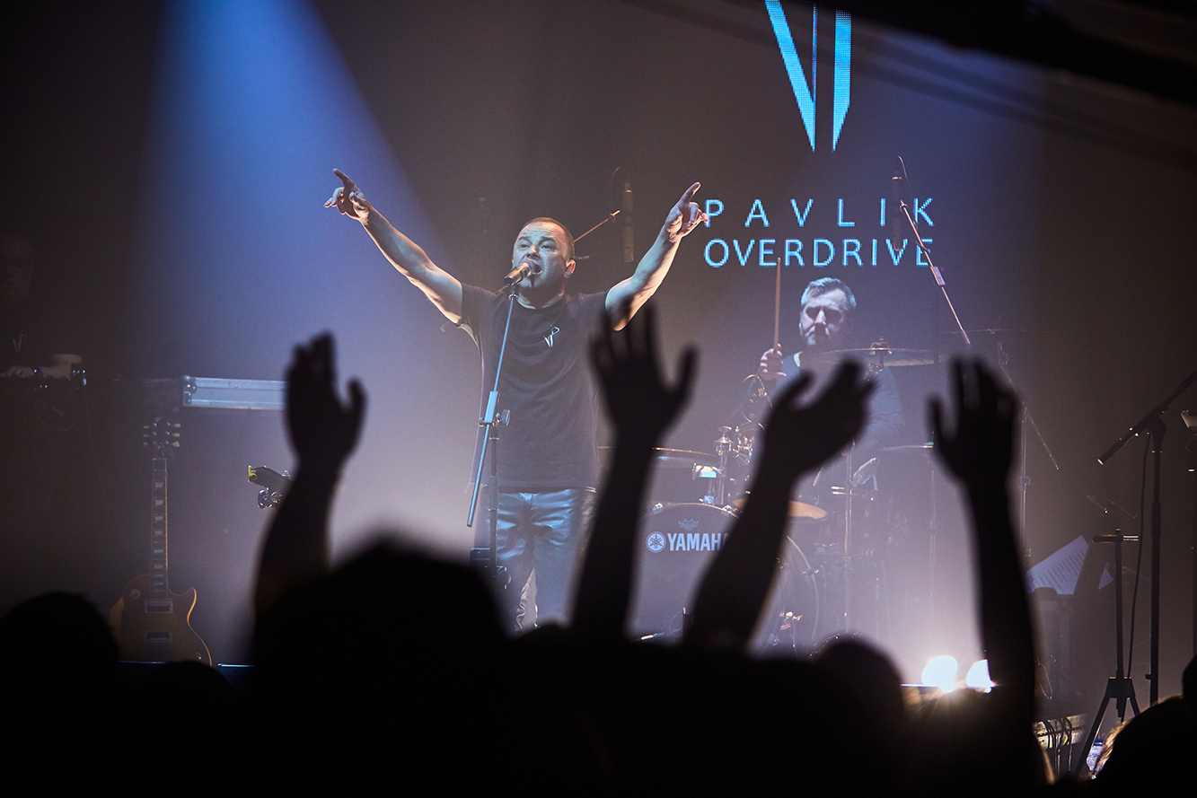 Виктор Павлик стал брутальным рокером