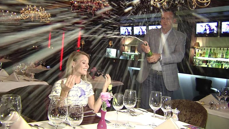 Ольгу Фреймут искупали в элитном шампанском