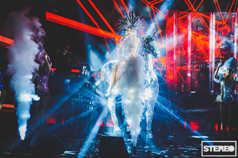 Оля Полякова появилась на сцене на хрустальном коне за 5 тысяч долларов