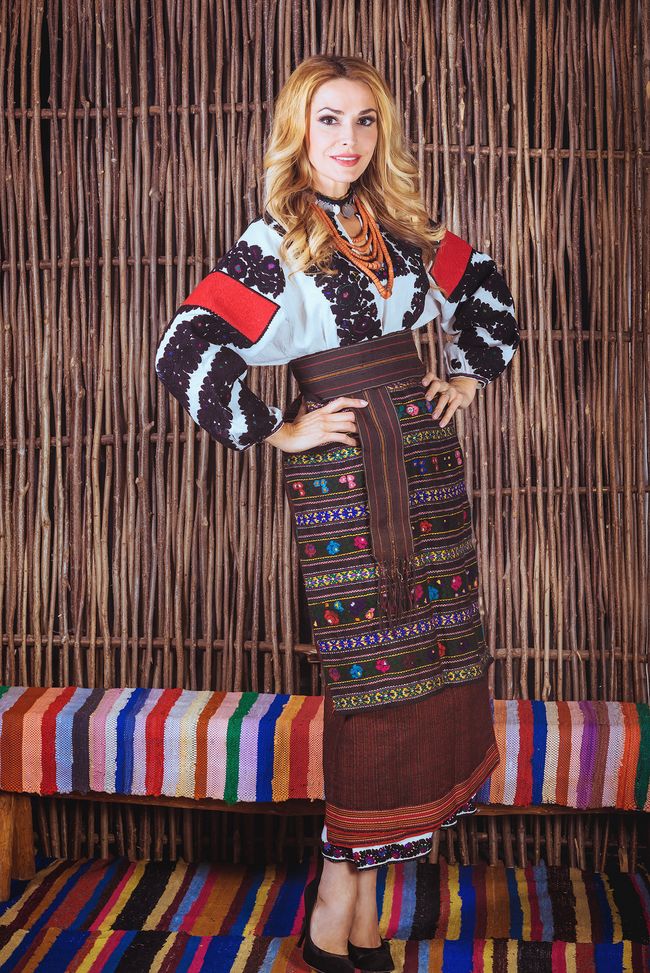 День вышиванки: звезды позируют в нарядах с украинскими орнаментами