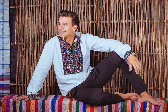 День вышиванки: звезды позируют в нарядах с украинскими орнаментами