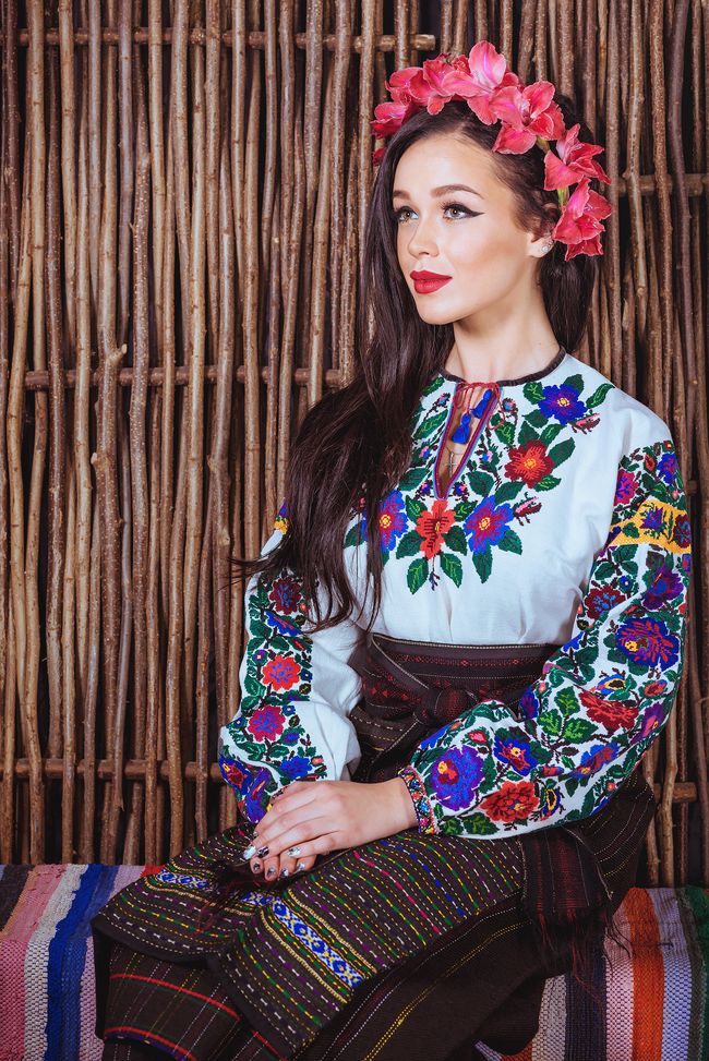 День вышиванки: звезды позируют в нарядах с украинскими орнаментами