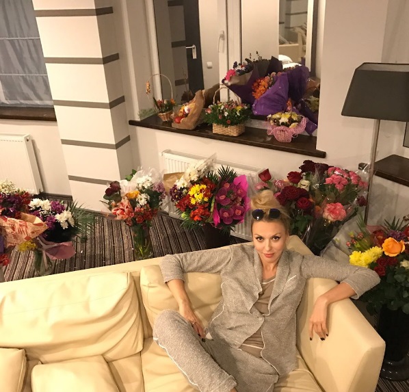 Королева в цветах: поклонники задарили Олю Полякову букетами на концерте в Николаеве