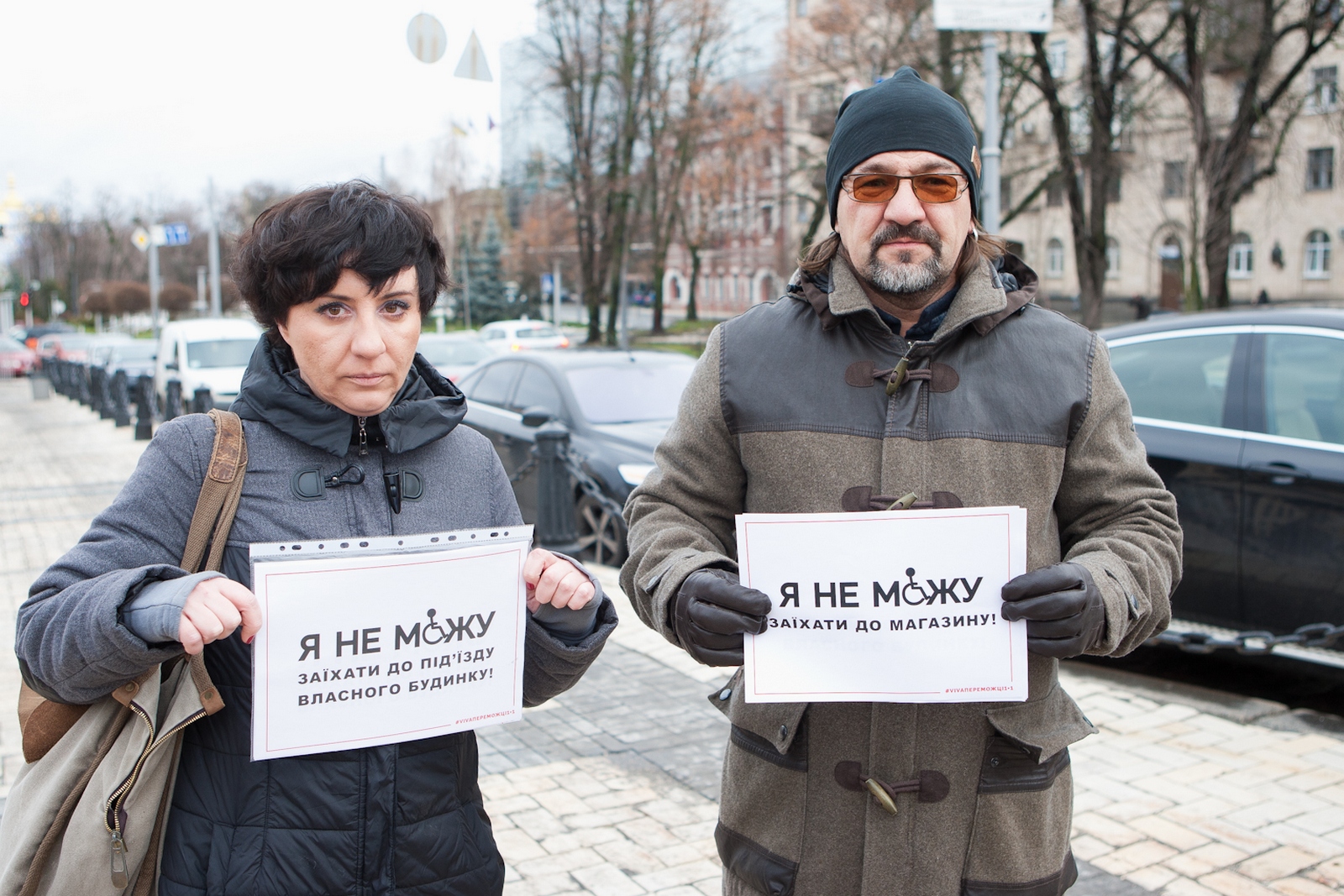 Українські зірки каталися Києвом в інвалідних візках