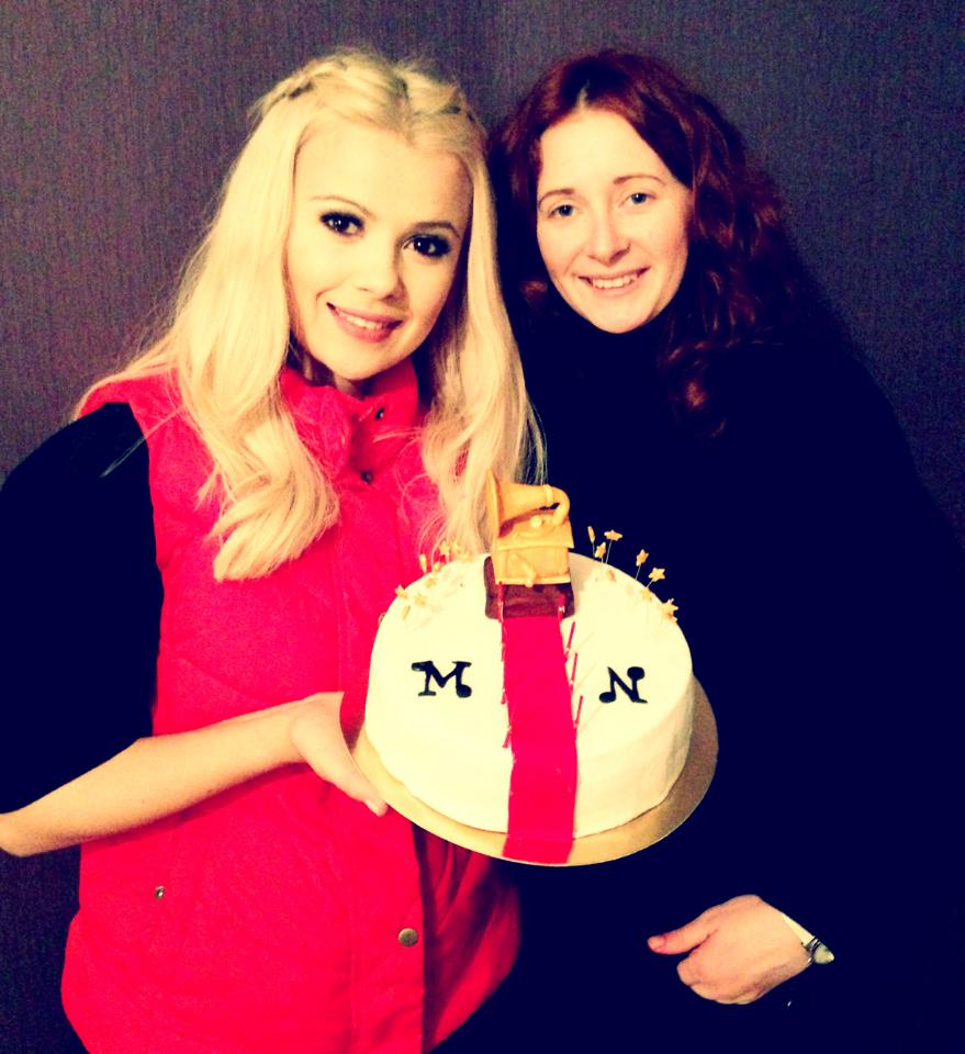 Подруга испекла для Мики Ньютон в Киеве торт. Март 2013