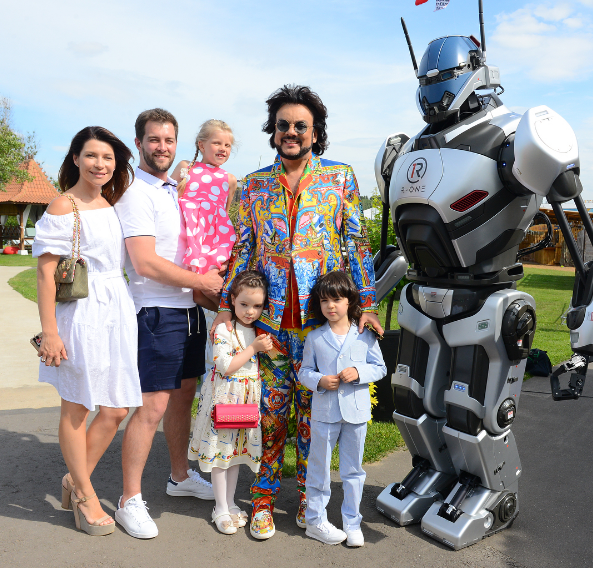 Как же мило! Дочь Филиппа Киркорова поздравила брата с первым юбилеем