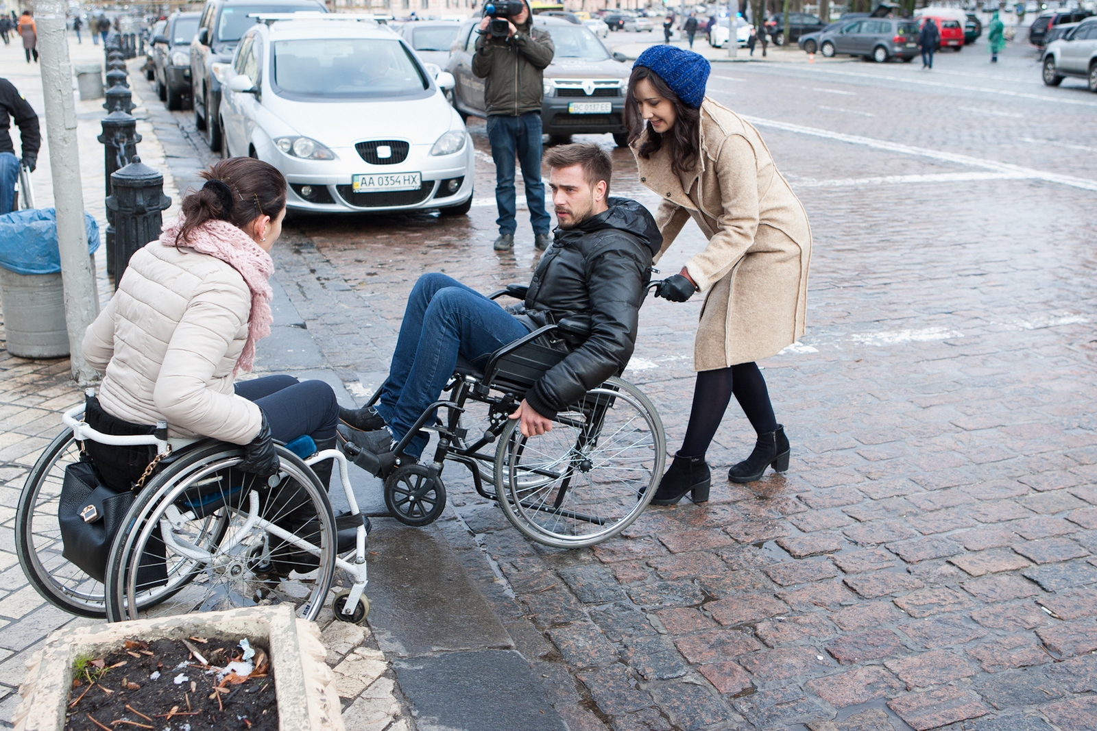 Українські зірки каталися Києвом в інвалідних візках