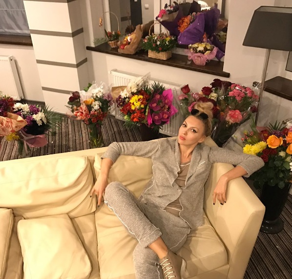 Королева в цветах: поклонники задарили Олю Полякову букетами на концерте в Николаеве