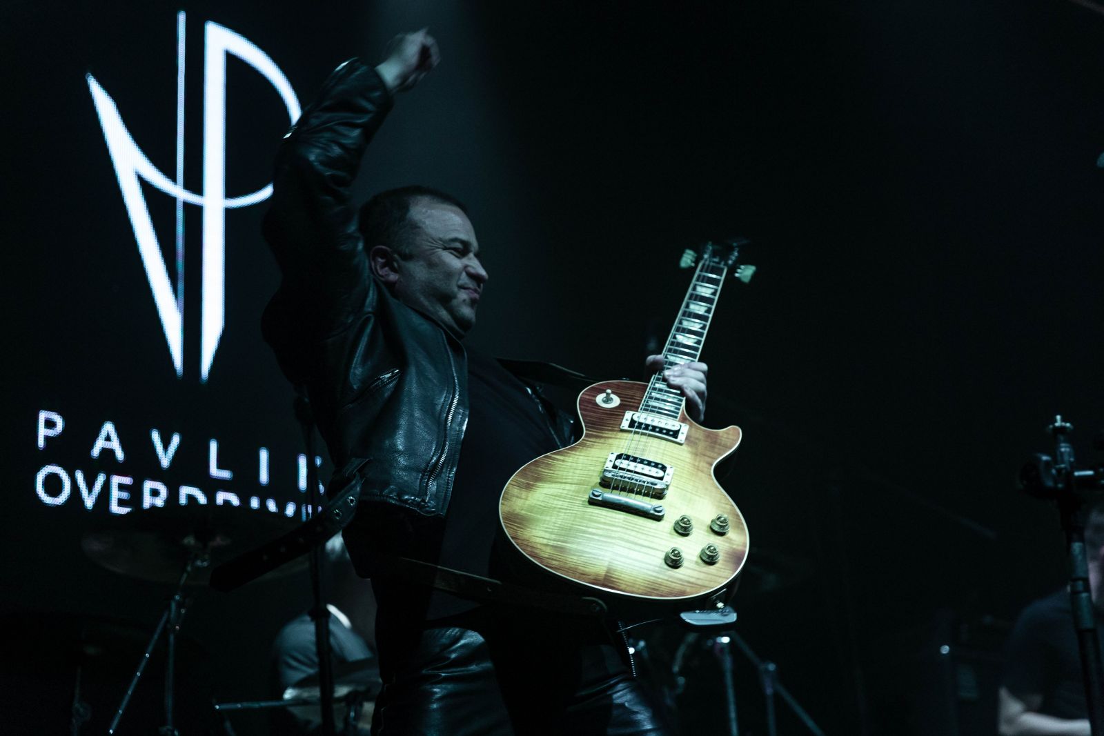 Виктор Павлик стал брутальным рокером