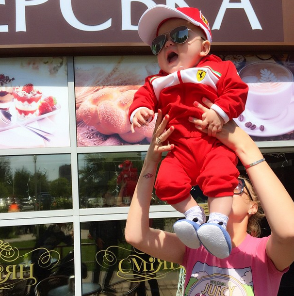 Слава из Неангелов знакомит с сыном и мужем-хирургом