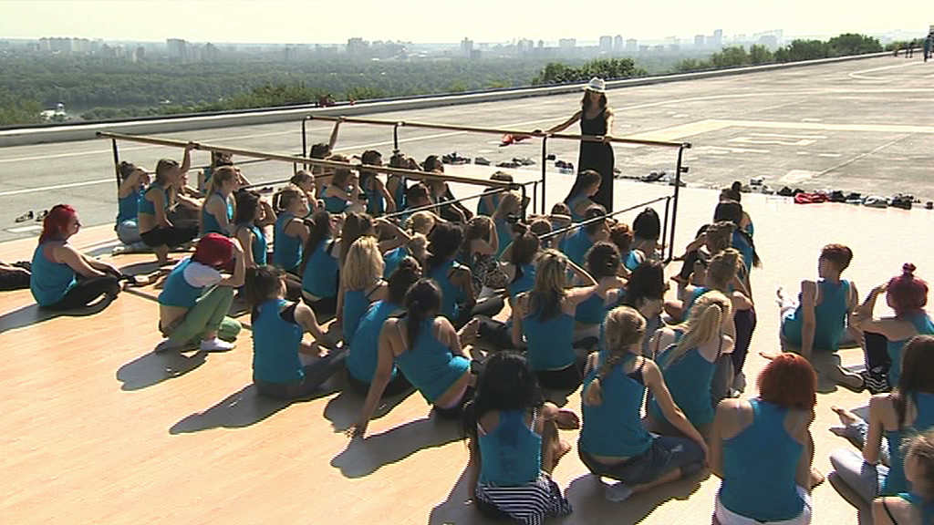 Татьяна Денисова поставила откровенную хореографию с плетками