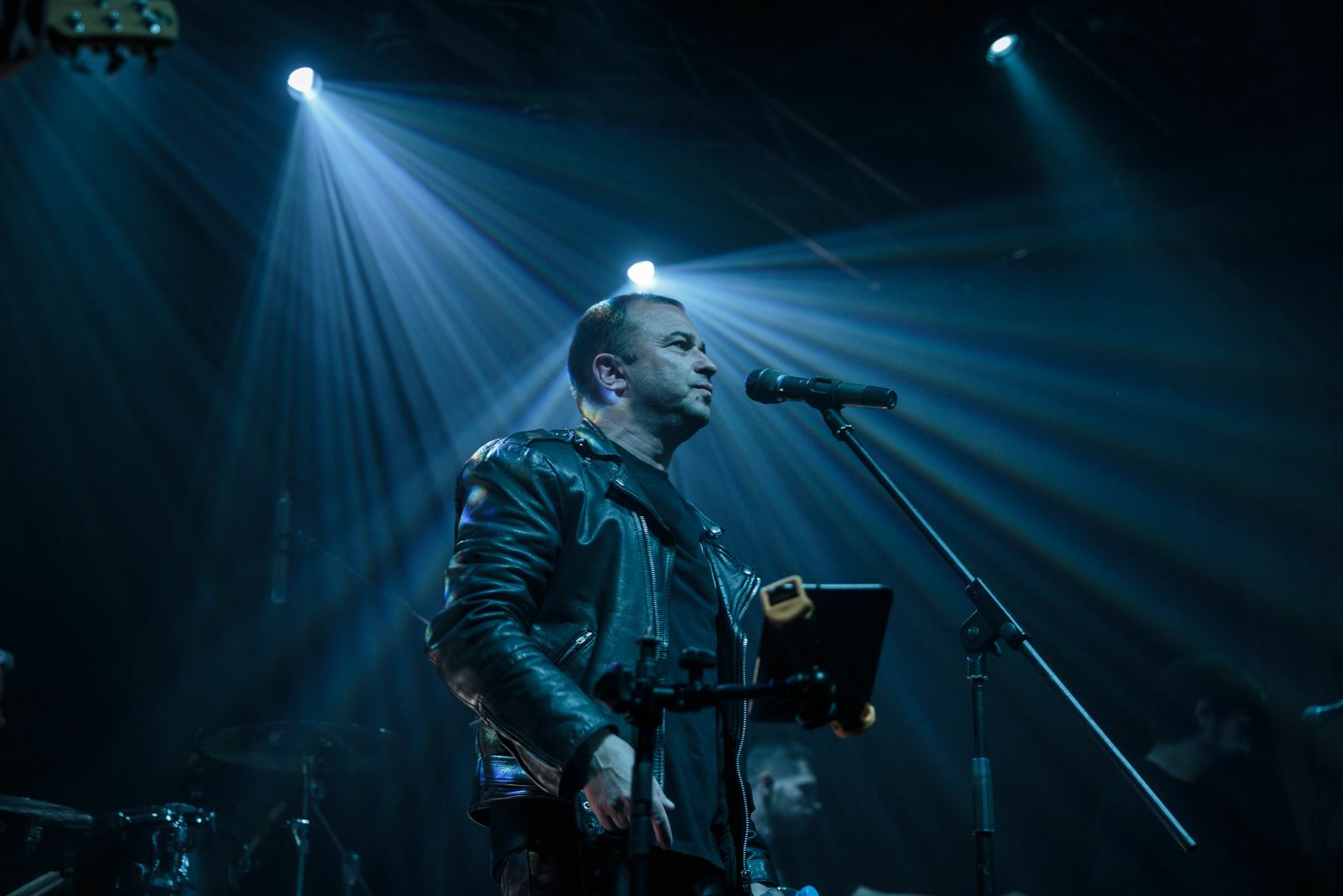 Виктор Павлик стал брутальным рокером