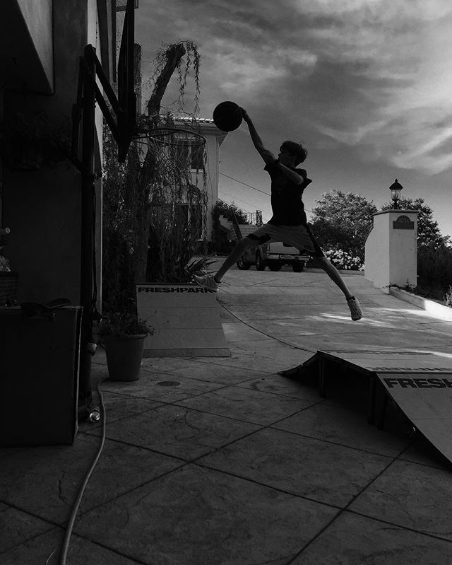 Виктория Бекхэм поделилась снимком сына: "Мой мальчик становится таким большим"