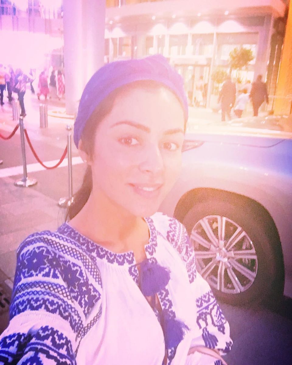 Наши в Дебае: Злата Огневич надела вышиванку в пустыне 