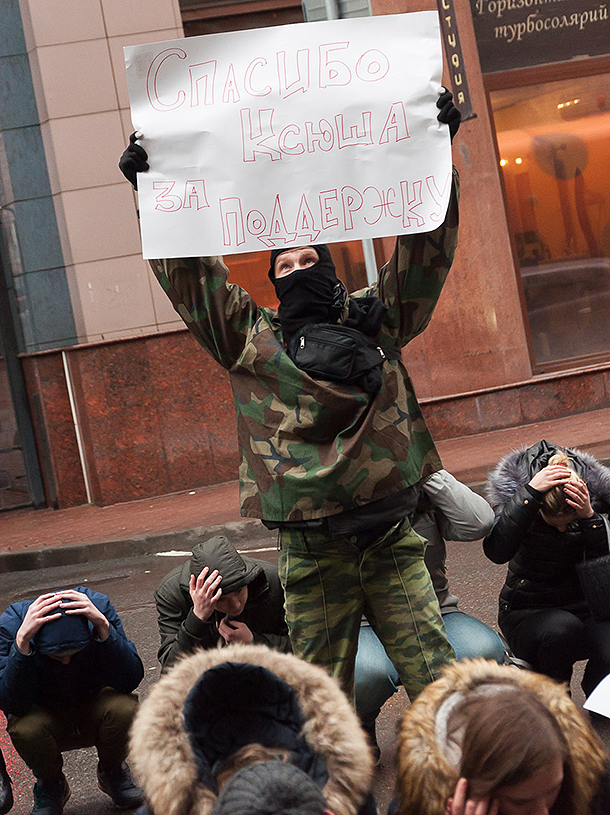 Пропутинские активисты устроили террористический флешмоб у дома Собчак
