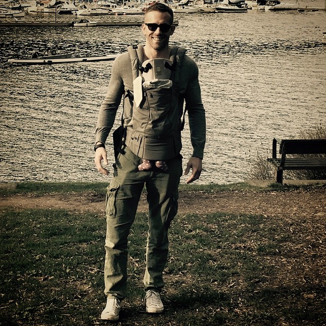 Райан Рейнольдс признан самым сексуальным папой в мире