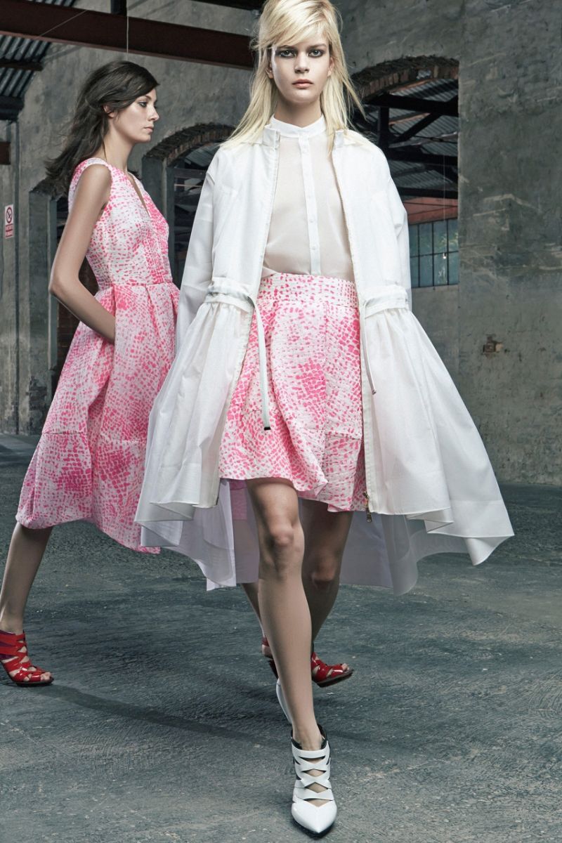 Джессика Альба вышла в свет в роскошном платье