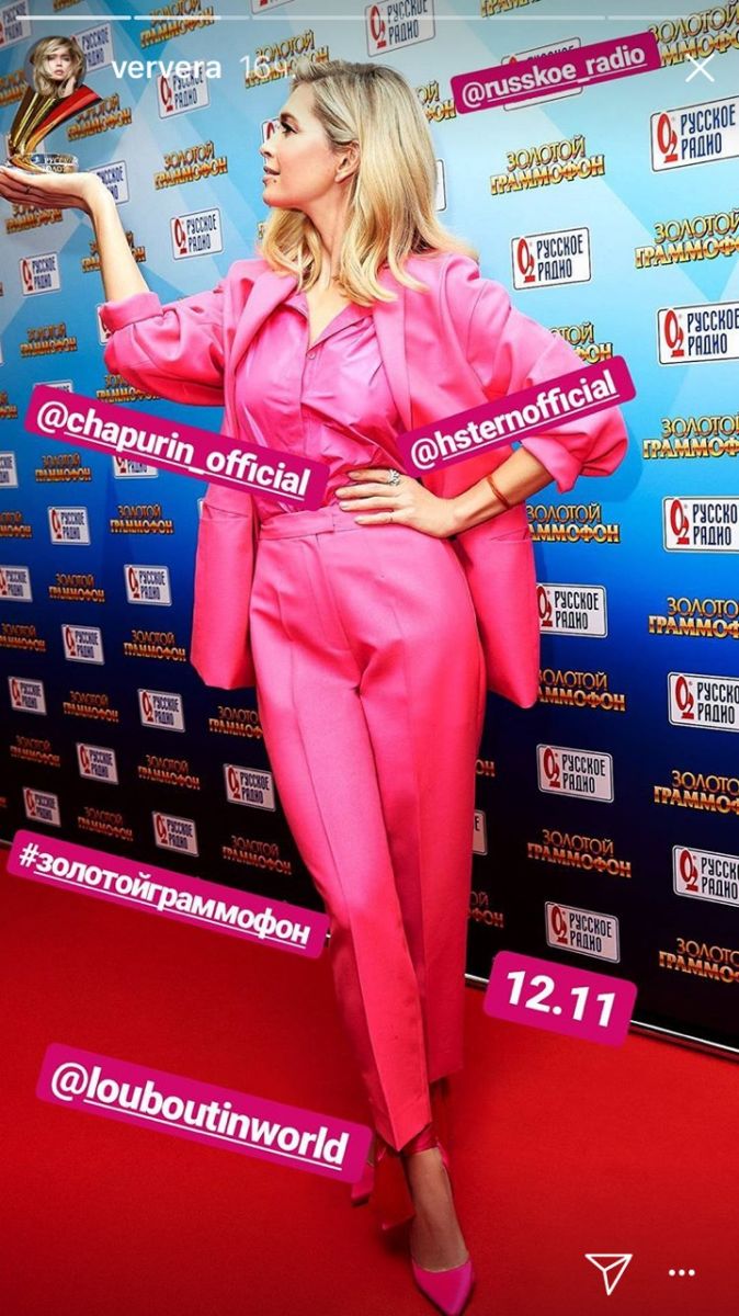 Как барби: Вера Брежнева произвела фурор ярко-розовым костюмом