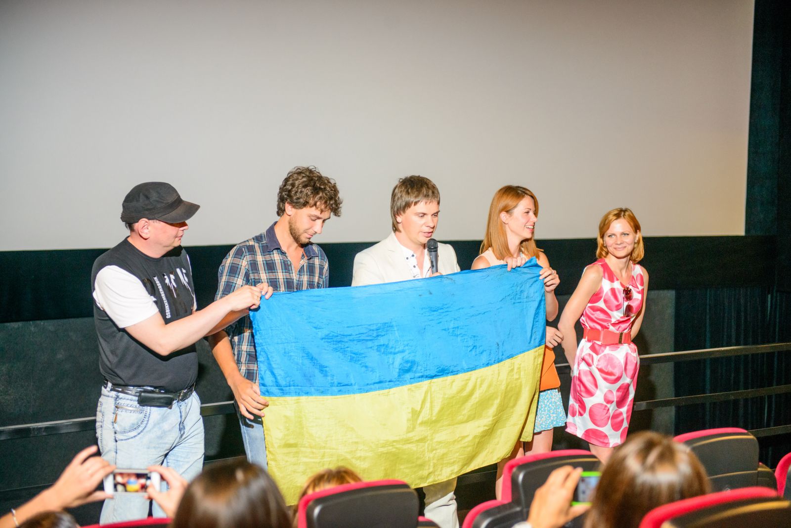 Дмитрий Комаров с украинским флагом