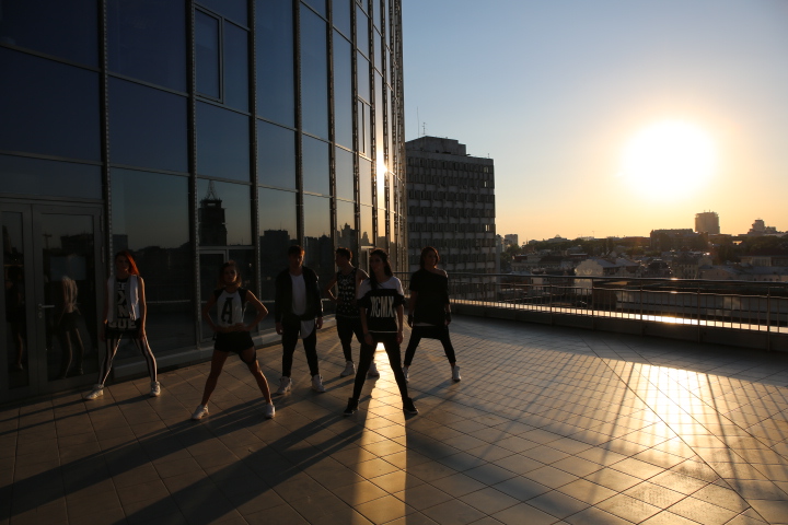 Александр Лещенко и балет &laquo;Форсайт&raquo; обнажились на крыше